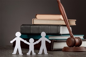 Adoption à l’étranger après une GPA : la reconnaissance par l’ACF reste obligatoire