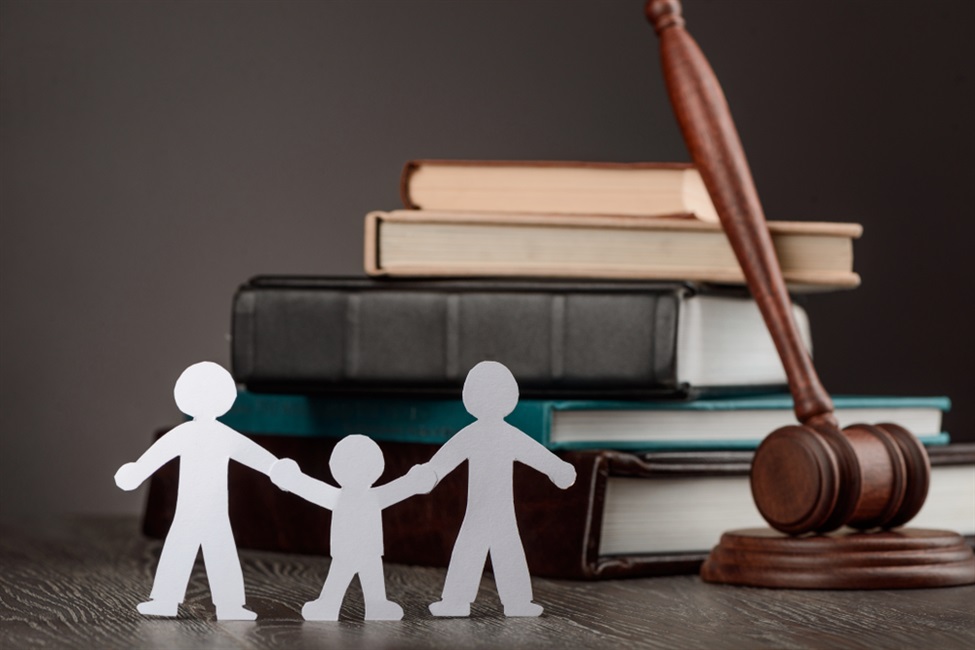 Adoption à l’étranger après une GPA : la reconnaissance par l’ACF reste obligatoire